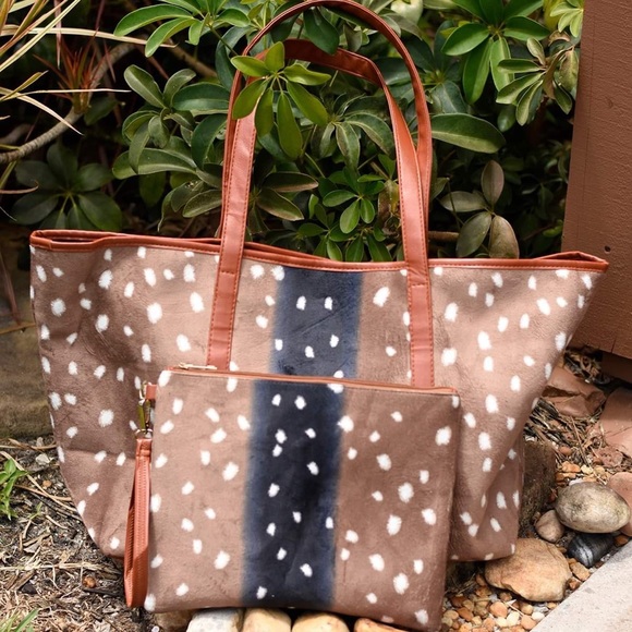 Deer Print Clutch - Picture 3 of 3